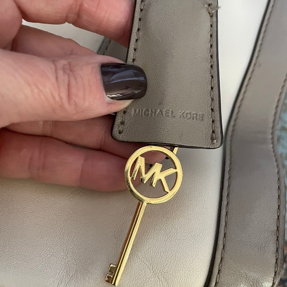 Michael Kors East West Hamilton Bag - Picture 4 of 11